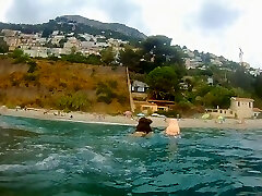 plage publique sous l'eau chatte flash