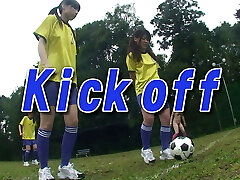 Asiatische Cougars beim gemeinsamen fussballtraining