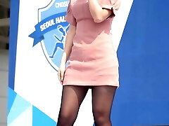 Korean flash girl in black pantyhose and heels 3
