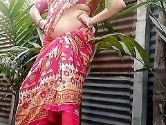 бенгальская дези бхабхи на открытом воздухе chudai devar ke saath red saree main (официальное видео от villagesex91 )