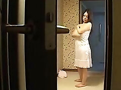 madre japonesa folla a su hijo-s amigo (sin censura)