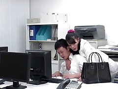 री किताजिमा: एक बड़े स्तन वाली कार्यालय महिला अपने सहयोगियों - भाग को चोदती है । 1
