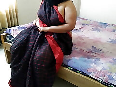 Tamil Real Granny ko bistar par tapa tap choda aur unki pod fat diya - Indian Red-hot old woman dressed in saree without half-shirt