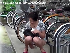 Japanese hottie urinates outdoors Japanese hottie urinates outdoors