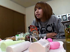 Junge asiatin bekommt von Ihren Onkels Vibratoren und Fake Penises vorgefuehrt Junge asiatin bekommt von Ihren Onkels Vibratoren und Fake Penises vorgefuehrt