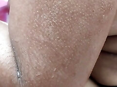 indyjski dziewczyna myje jej idealne ciało