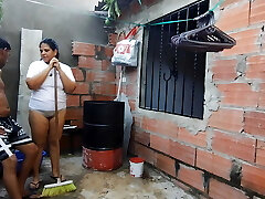 mój ojczym wie, że jestem zafascynowany dobrym kutasem, który mnie szuka i kończy się pieprzeniem mnie pysznie!! nie hałasuję, więc sąsiad nie słyszy