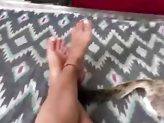 Young dame showing her pussy ????