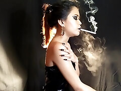 Alana है darkside धूम्रपान