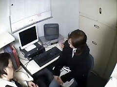 Le fumage à chaud Jap secrétaire suce en voyeur vidéo fellation