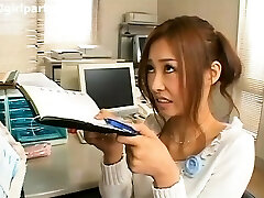 जापान कार्यालय लेडी उसके चेहरे पर सह हो जाता है
