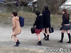 چهار دختر ژاپنی احمق اطراف خارج قبل از ادرار