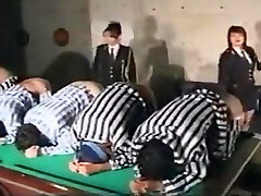 chicas japonesas azotando prisioneros