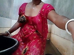 indiano bhabi nahate huye cht me ungli krte huye bangali boudi bathing