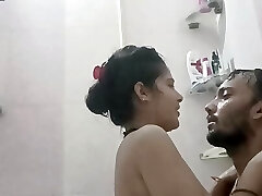 प्रेमी के साथ बाथरूम में कट्टर किसी न किसी सेक्स