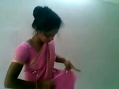 Mignon Indien Desi Fille en Rose Saree Sucer et Baiser