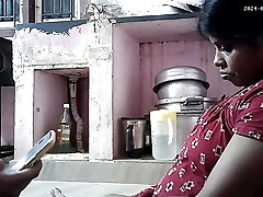 индийская домашняя жена целует большие сиськи и соски