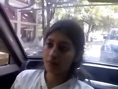 Indyjski Seksowny, uroczy, piękny, dziewczyna karmić piersią i dawać ustne zadania na BF w samochodzie