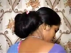 地板长度的印度的头发洗的丈夫