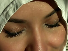 सुंदर आँखें सफेद हिजाब अरब लड़की