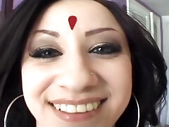 Indian Desi mit Big Tits Saugt und fickt Riesigen Schwanz