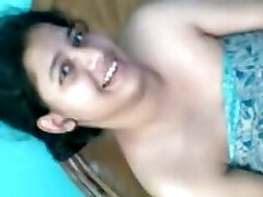 युवा नव विवाहित जोड़े