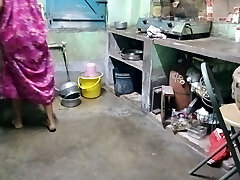 भारतीय बंगाली नौकरानी रसोई पे काम कर राही थी मोका मिलताही नौकरानी को जबरदस्ती चोदा मलिक ना।