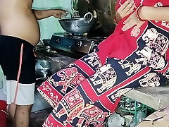 印度孟加拉厨房pe khana bana raha tha davor或vabi ko lagha sex ki vuk davor ne mast choda vabi ko kitchen me