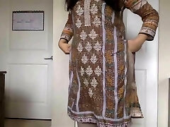 देसी भारतीय लड़की उसकी सलवार कमीज के लिए और हमें चिढ़ा
