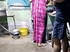 indyjska bengalska pokojówka kuchnia pe kam kar rahi thi moka miltahi pokojówka ko jabardasti choda malik na