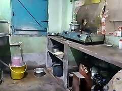 pinki bengali indien vabi kitchen pe kam kar rahi thi ou davor aakar maje se choda vabi ko ou lund ka pura pani chut pe