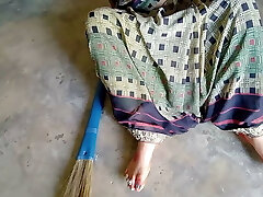 DESI KAAMWALI NE JHADU SE Hi APNI CHUT KI BHUK MITAYI Ft. YOUR BIJLI 