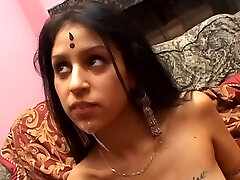 une jolie femme indienne reçoit beaucoup de sperme sur son corps après une baise à trois