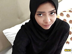 穆斯林Hijabi青少年抓住看色情和获取屁股性交 穆斯林Hijabi青少年抓住看色情和获取屁股性交
