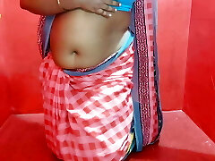 自制泰米尔语Mahi阿姨显示胸部和猫在saree也指法和呻吟如此热。