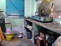 pinki bengalí indio vabi kitchen pe kam kar rahi thi o davor aakar maje se choda vabi ko o lund ka pura pani chut pe