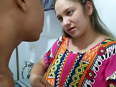 je suce la délicieuse chatte de ma demi-soeur dans la laverie