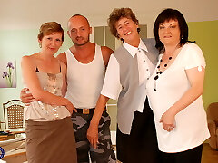 las abuelas consiguen sexo duro de chica fuerte las abuelas consiguen sexo duro de chica fuerte