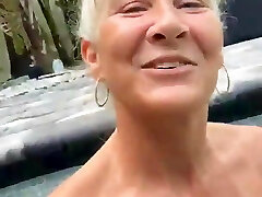 извращенка бабуля лейлани в бассейне