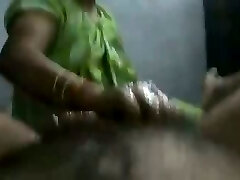 dojrzały i szczęśliwy indyjski aunty dający oleisty ręczna robota na krzywka