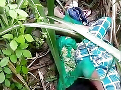 Shilpi bhabhi ko ganne ke khet me pela Shilpi bhabhi ko ganne ke khet me pela