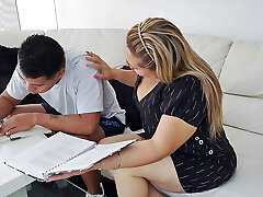 ayudo a mi hijastro con su tarea, su polla me distrae y termino chupándola ayudo a mi hijastro con su tarea, su polla me distrae y termino chupándola