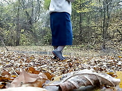 milf con curvas en una falda larga orinando en el parque de otoño milf con curvas en una falda larga orinando en el parque de otoño