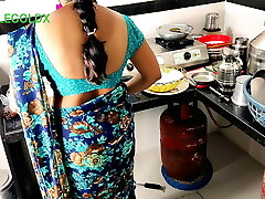 ( Kichen sex )Six) Mami khana khane baithi hai jab tak chod lete hai 