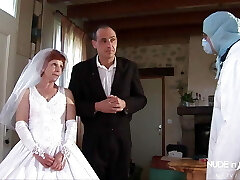 волосатую зрелую французскую невесту толкают в задницу и трахают кулаком