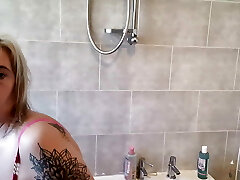 Come watch Me shave My curvy body in the bath bath Come watch Me shave My curvy body in the bath bath