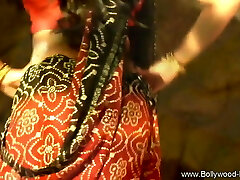 симпатичная брюнетка милашка поворачивается артистично и грациозно танцует симпатичная брюнетка милашка поворачивается артистично и грациозно танцует