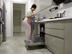 мой член затвердел, когда я увидел большую задницу моей мачехи мой член затвердел, когда я увидел большую задницу моей мачехи