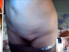 mujer madura china se quita la ropa en la webcam