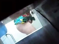 beccata da cam nascosta, che spiava mia madre che palpeggiava in bagno beccata da cam nascosta, che spiava mia madre che palpeggiava in bagno